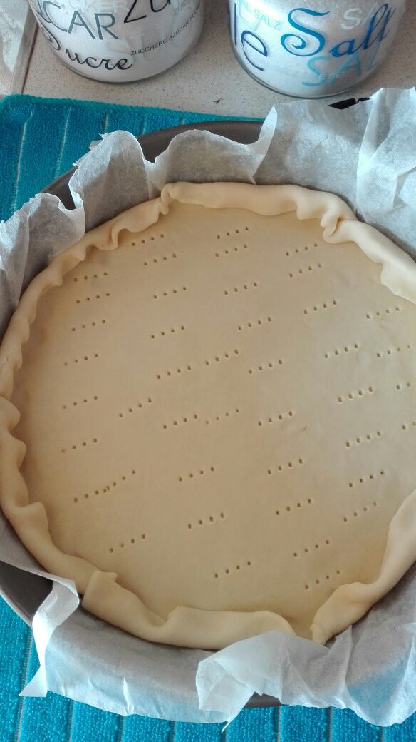 FARE UNA BASE DI PASTA BRISEE', BUCARLA CON UNA FORCHETTA PER UNA COTTURA MIGLIORE